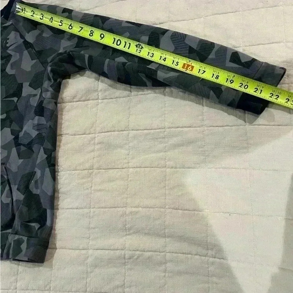 Boys Nike digital camo gray nike crewneck size large - Picture 7 of 8